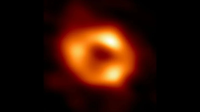 Sagitario A*: la primera imagen del monstruoso agujero negro en el centro de nuestra galaxia.